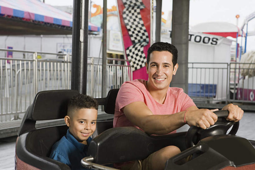 西方人,儿童,两个人,家庭,父亲,儿子,游乐园,坐,笑,微笑,露齿笑,横图,室外,白天,正面,度假,游戏,纯洁,机器,仪器,美景,城市风光,城市,游乐场,欧洲,欧洲人,握,服装,景观,玩,注视,休闲装,娱乐,设备,车,小孩,衣服,方向盘,观察,驾驶,看,行驶,享受,休闲,温暖,温馨,父子,一家人,休闲服,景色,放松,父爱,可爱,童年,童趣,握着,服饰,游乐设施,碰碰车,观看,活动,和睦,控制,察看,发泄,关注,消遣,智力,载具,童真,烂漫,无邪,宣泄,乐园,游艺设施,天真,男孩,男人,男性,年轻男性,白种人,孩子,年轻人,玩耍,嬉戏,坐着,半身,彩图,融洽,男生