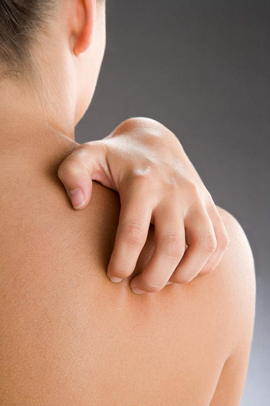 西方人,耳朵,手,一个人,站,竖图,室内,特写,白天,欧洲,欧洲人,仅一个年轻女性,仅一个女性,仅一个人,灰色背景,裸露,背面,站着,手部,抓,摄影,影棚,单手,裸,年轻女性,女人,女性,白种人,耳,耳部,站立,半身,彩图,影棚拍摄,拍摄