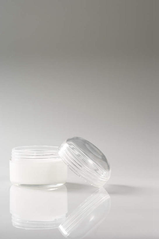 无人,竖图,俯视,室内,特写,白天,白色背景,化妆,美容,静物,护肤,阴影,朦胧,模糊,反射,罐子,影子,玻璃制品,一个,白色,玻璃瓶,瓶子,保养,享受,休闲,放松,保健,摄影,影棚,单个,润肤乳,养颜,彩图,高角度拍摄,影棚拍摄,拍摄