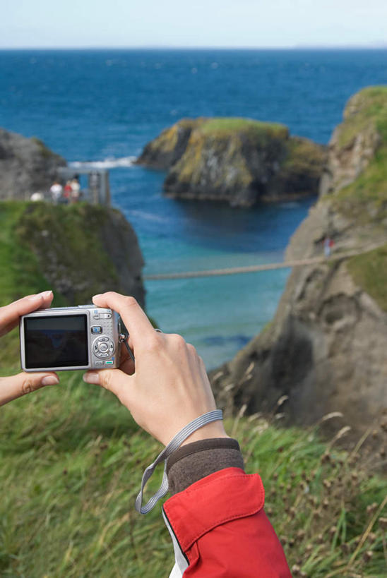 西方人,手,一个人,站,竖图,室外,特写,白天,草地,草坪,岛屿,海浪,海洋,植物,相机,英国,欧洲,北爱尔兰,欧洲人,双手,仅一个年轻女性,仅一个女性,仅一个人,握,阴影,服装,光线,影子,岛,浪花,水平线,辽阔,海平线,休闲装,草,一个,拍照,背面,衣服,蓝色,绿色,蓝天,天空,阳光,海水,数码相机,天,站着,休闲,广阔,手部,休闲服,握着,摄影,服饰,晴朗,单个,一望无际,西欧,大不列颠,海景,大不列颠及北爱尔兰联合王国,万里无云,大不列颠联合王国,日不落英帝国,安特里姆郡,无边无际,一马平川,年轻女性,女人,女性,白种人,照相机,大海,风浪,海,海水的波动,近岸浪,列岛,群岛,涌浪,诸岛,晴空,晴空万里,站立,半身,彩图,照相,水天相接,水天一线