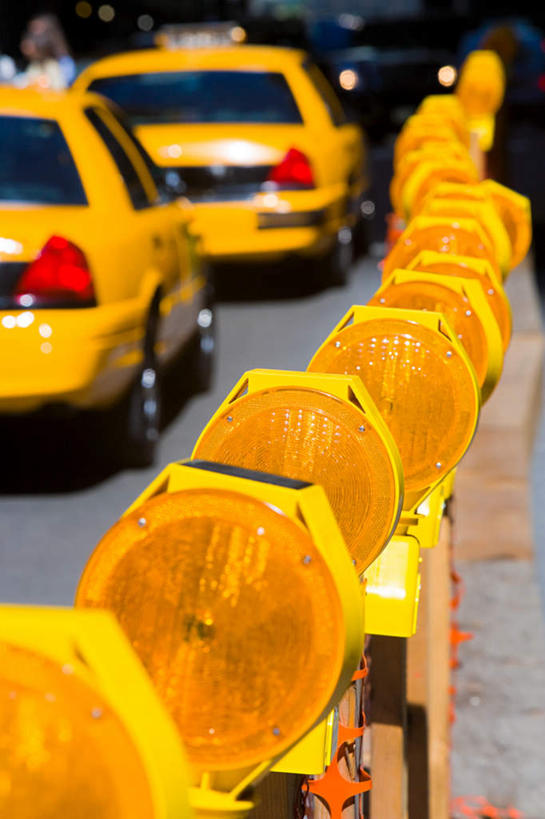 无人,竖图,室外,白天,正面,度假,美景,城市风光,城市,道路,路,公路,出租车,汽车,照明,一排,许多,整齐,景观,灯光,交通,很多,娱乐,车,灯,排列,黄色,灯具,交通工具,轿车,享受,休闲,景色,放松,警示,车灯,尾灯,照亮,提醒,照明设备,堵塞,队列,提示,载具,的士,计程车,梗塞,拥塞,马路,彩图