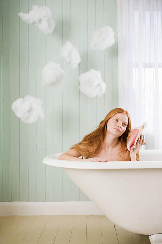 西方人,一个人,坐,竖图,室内,白天,正面,洗澡,卫生间,浴室,欧洲,欧洲人,仅一个年轻女性,仅一个女性,仅一个人,握,墙,云,云朵,海螺,拿,云彩,拿着,注视,干净,裸露,海洋生物,墙壁,墙面,白云,浴缸,观察,看,清洁,享受,健康,放松,握着,保健,观看,软体动物,峨螺,察看,卫生,关注,水生动物,裸,水生物,卫浴设备,海底动物,泡汤,水管装置,年轻女性,女人,女性,白种人,淋浴房,坐着,半身,彩图,沐浴,冲凉房,沐浴间,沐浴室