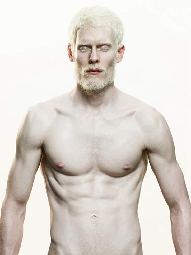 西方人,胡须,一个人,站,竖图,室内,白天,白色背景,正面,欧洲,欧洲人,仅一个男性,仅一个人,注视,裸露,仅一个年轻男性,观察,看,站着,摄影,影棚,观看,察看,关注,裸,白化病,男人,男性,年轻男性,白种人,胡子,络腮胡,站立,半身,彩图,影棚拍摄,拍摄