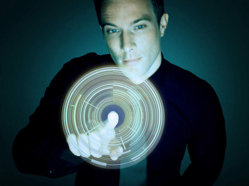 西方人,脸,头,脸颊,手,一个人,无人,站,笑,微笑,横图,室内,特写,白天,正面,数码,科技,欧洲,欧洲人,仅一个男性,仅一个人,指,绿色背景,阴影,服装,朦胧,模糊,光线,网络,影子,灯光,高光,几何,计算机图形,合成,注视,方向,肩膀,仅一个年轻男性,衣服,观察,看,手势,站着,手部,服饰,观看,单手,电脑合成图,数码合成图,察看,指向,衣着,食指,穿着,关注,写实,具体,具象,衣饰,男人,男性,年轻男性,白种人,头部,脸部,脸蛋,面部,光环,站立,半身,彩图