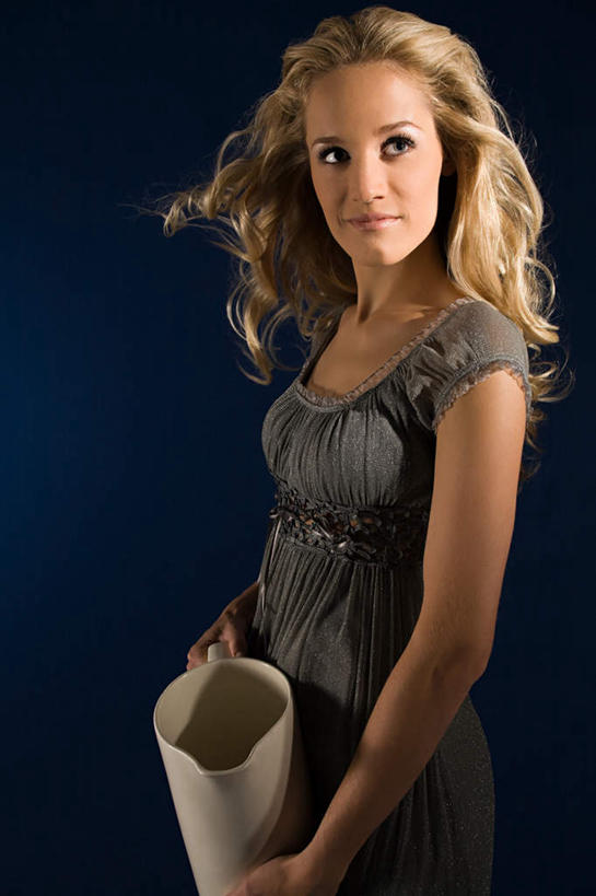 西方人,一个人,站,笑,微笑,竖图,室内,白天,侧面,裙子,智慧,神秘,欧洲,欧洲人,仅一个年轻女性,仅一个女性,仅一个人,握,蓝色背景,连衣裙,拿,拿着,注视,瓶子,塑料制品,观察,看,站着,独立,塑料瓶,握着,摄影,影棚,星座,观看,察看,关注,占卜,宝瓶座,冷静,水瓶座,年轻女性,女人,女性,白种人,站立,半身,彩图,影棚拍摄,拍摄