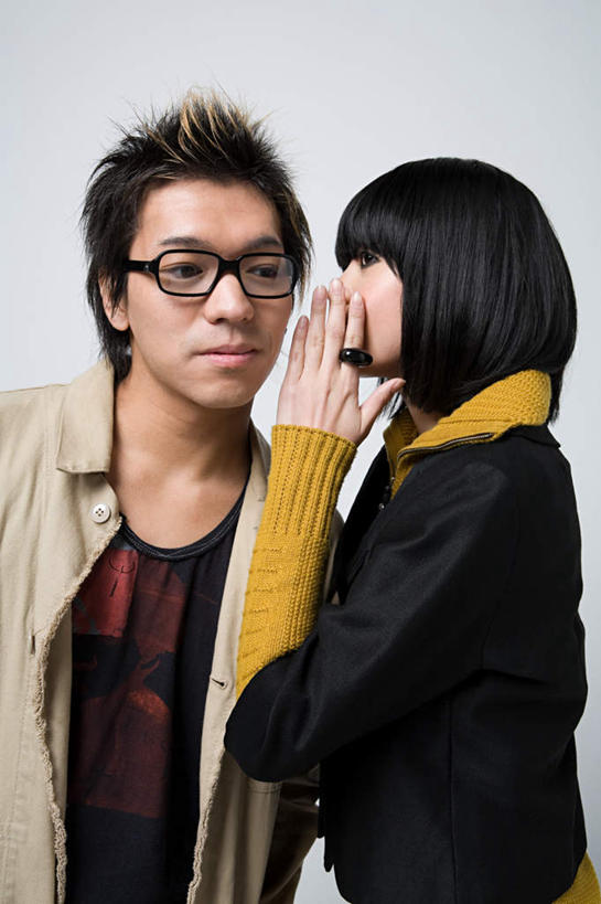 东方人,两个人,站,笑,微笑,露齿笑,竖图,室内,白天,正面,爱情,亚洲,一副,灰色背景,服装,眼镜,浪漫,注视,休闲装,黄种人,衣服,观察,看,站着,休闲,温暖,温馨,休闲服,恩爱,恋人,摄影,服饰,影棚,观看,和睦,察看,关注,私语,密语,耳语,近视眼镜,男人,男性,年轻男性,年轻女性,女人,女性,亚洲人,情侣,站立,半身,彩图,影棚拍摄,拍摄,伴侣,融洽