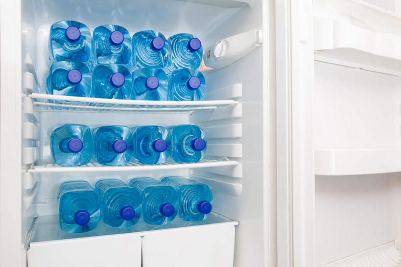 无人,横图,俯视,室内,特写,白天,一排,许多,整齐,并列,并排,电器,冰箱,很多,冷冻,冷柜,排列,瓶子,塑料制品,冷藏柜,塑料瓶,冷藏,储藏,家电,家用电器,队列,平行,保鲜,彩图,高角度拍摄