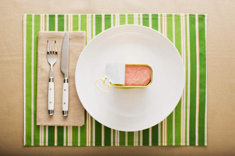 无人,横图,俯视,室内,特写,白天,餐具,金属制品,阴影,条纹,棕色背景,反射,金属,包装,布料,叉子,刀叉,刀子,碟子,罐子,盘,影子,香肠,腊肠,火腿肠,布纹,桌布,饮料,一个,绿色,盘子,餐巾,容器,碟,台布,摄影,影棚,单个,易拉罐,餐刀,餐叉,进餐用具,彩图,高角度拍摄,影棚拍摄,拍摄