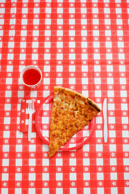 无人,竖图,俯视,室内,特写,白天,烹饪,西餐,杯子,餐具,欧洲,芬兰,一片,阴影,反射,布料,叉子,刀叉,刀子,碟子,格子,盘,影子,料理,食品,披萨,匹萨,布纹,菜肴,美食,桌布,食物,一个,红色,盘子,餐巾,纸制品,碟,台布,快餐,西式,摄影,佳肴,影棚,单个,纸杯,比萨,一次性杯子,北欧,餐刀,西式快餐,垃圾食品,餐叉,意大利薄饼,芬兰共和国,波里,进餐用具,彩图,高角度拍摄,影棚拍摄,拍摄