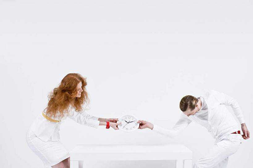 西方人,两个人,同事,商务人士,商务男性,商务女性,办公室,站,横图,室内,白天,白色背景,侧面,衬衫,成功,合作,团队,集体,信心,家具,桌子,欧洲,欧洲人,握,争夺,阴影,套装,时间,反射,时钟,影子,办公桌,拿,计时,拿着,注视,队伍,一个,挂钟,钟表,低头,观察,看,站着,表,握着,摄影,影棚,单个,观看,察看,领导,成就,关注,商务装,合伙,领袖,工薪阶层,办公家具,男人,男性,女人,女性,中年男性,中年女性,白种人,白领,上班族,钟,站立,半身,彩图,影棚拍摄,衬衣,拍摄