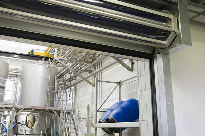 无人,工厂,横图,室内,白天,仰视,纯洁,金属制品,金属,管子,桶,塑料,墙,银色,管道,墙壁,墙面,两个,蓝色,容器,塑料制品,信仰,储藏,塑料桶,储存,高贵,雅致,彩图,低角度拍摄,工地,制造厂,贮存,油桶