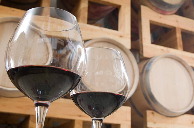 红酒,葡萄酒,无人,横图,室内,特写,白天,仰视,杯子,高脚杯,木桶,桶,红酒杯,酒类,玻璃制品,酒,饮料,两个,酒杯,容器,红葡萄酒,储藏,储存,玻璃杯,彩图,低角度拍摄,贮存