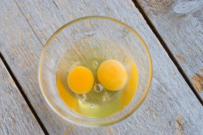 无人,横图,俯视,室内,特写,白天,桌面,桌子,阴影,反射,木制,影子,塑料,蛋,蛋白,蛋黄,鸡蛋,两个,一个,木制品,容器,塑料制品,碗,单个,储藏,储存,卵,彩图,高角度拍摄,贮存