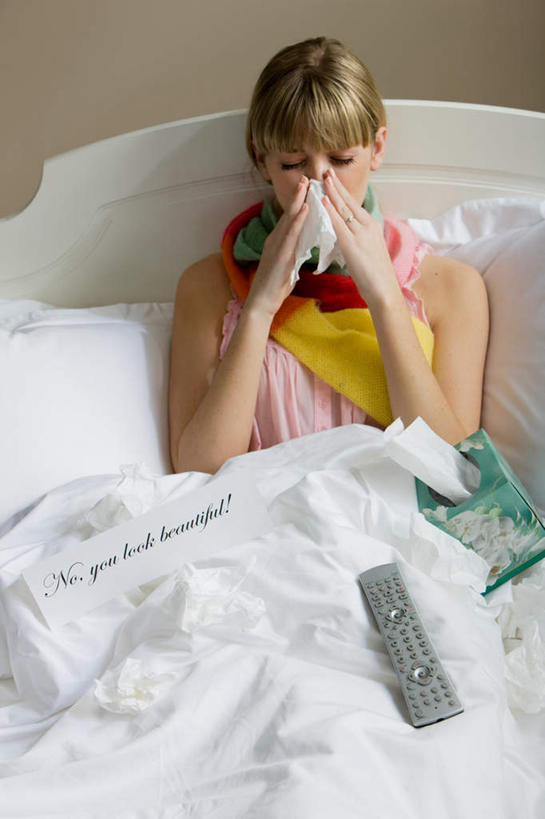 西方人,一个人,坐,竖图,室内,白天,正面,床,生活用品,卧室,欧洲,欧洲人,仅一个年轻女性,仅一个女性,仅一个人,擦,抚摸,握,服装,纸,墙,床单,注视,休闲装,被子,墙壁,墙面,衣服,纸巾,日用品,观察,看,休闲,休闲服,擦拭,握着,服饰,单人床,卫生纸,观看,察看,感冒,被单,关注,伤风,生活用纸,揩擦,拭,年轻女性,女人,女性,白种人,坐着,半身,彩图,睡房,卧房,轻抚