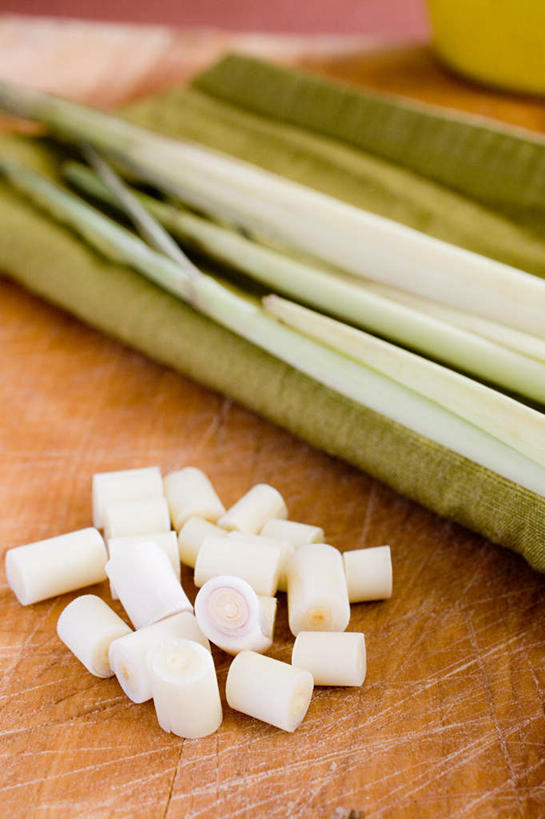 无人,竖图,俯视,室内,特写,白天,桌面,桌子,切开,阴影,朦胧,模糊,反射,木制,影子,调味,香料,佐料,香茅,柠檬草,木制品,切,剖面,切面,作料,彩图,高角度拍摄