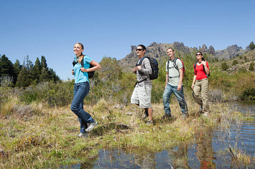 西方人,四个人,伙伴,朋友,走,横图,室外,白天,正面,锻炼,旅游,度假,友谊,运动,草地,草坪,河流,山,水,植物,欧洲,欧洲人,一排,阴影,服装,整齐,光线,包,影子,河水,山峰,水流,山峦,旅行包,休闲装,娱乐,草,树,树木,排列,衣服,蓝色,绿色,倒影,蓝天,天空,阳光,自然,背包,天,享受,休闲,休闲服,放松,服饰,生长,晴朗,成长,倒映,队列,室外运动,户外运动,万里无云,旅游包,反照,友情,男人,男性,年轻男性,年轻女性,女人,女性,白种人,晴空,晴空万里,步行,散步,走路,彩图,全身,健身,双肩包