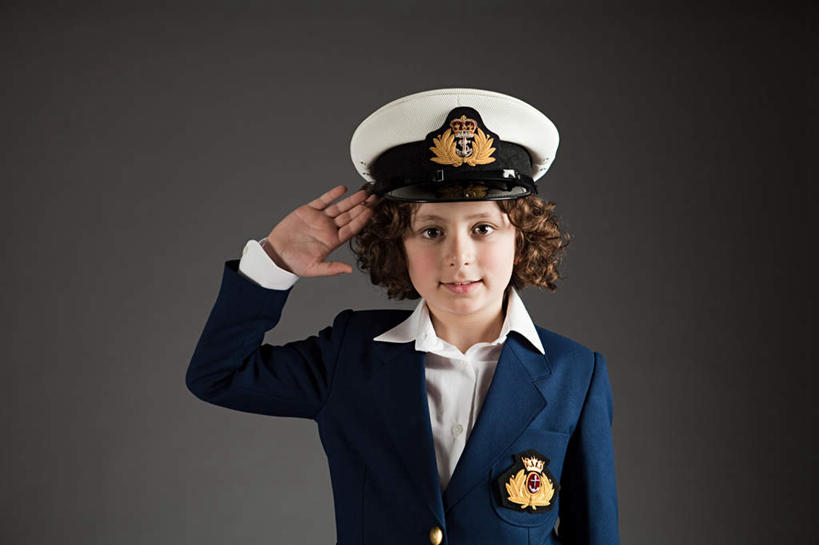 西方人,儿童,一个人,站,横图,室内,白天,正面,纯洁,帽子,欧洲,欧洲人,仅一个男性,仅一个人,灰色背景,服装,注视,礼帽,小孩,衣服,蓝色,观察,看,站着,仅一个小孩,可爱,童年,童趣,摄影,服饰,影棚,观看,察看,敬礼,衣着,穿着,关注,童真,烂漫,无邪,衣饰,还礼,天真,男孩,男人,男性,白种人,孩子,站立,半身,彩图,影棚拍摄,拍摄,男生