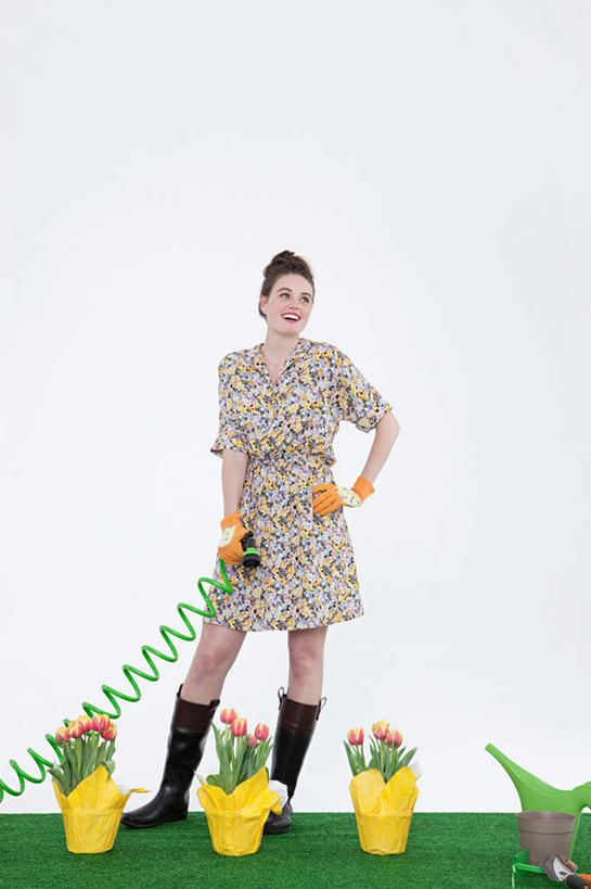 西方人,一个人,站,笑,微笑,露齿笑,竖图,室内,白天,白色背景,正面,水,植物,鞋子,欧洲,欧洲人,仅一个年轻女性,仅一个女性,仅一个人,一排,握,飞溅,服装,整齐,盛开,溅,盆栽,液体,雨鞋,雨靴,塑料,水滴,盆景,拿,花蕾,拿着,注视,水管,靴子,手叉腰,水珠,花,花瓣,花朵,鲜花,排列,衣服,绿色,自然,塑料制品,花苞,花蕊,叉腰,观察,看,站着,握着,摄影,服饰,影棚,生长,成长,观看,软管,察看,三盆,衣着,穿着,队列,关注,喷洒,胶鞋,衣饰,年轻女性,女人,女性,白种人,站立,彩图,全身,影棚拍摄,拍摄