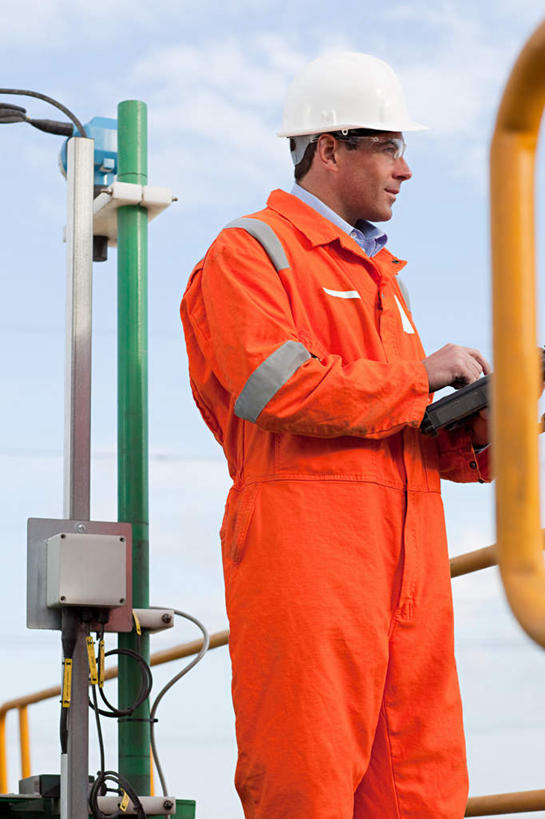 西方人,一个人,工程师,建筑工人,建筑师,工厂,栏杆,站,竖图,室外,白天,仰视,工作服,制服,电脑,笔记本电脑,帽子,欧洲,欧洲人,仅一个男性,仅一个人,仅一个中年男性,握,朦胧,模糊,网络,扶手,头盔,眼镜,云,云朵,拿,云彩,拿着,注视,通讯设备,护栏,蓝色,白云,蓝天,天空,安全帽,天,观察,看,站着,握着,晴朗,观看,察看,无线,关注,通信设备,无线网络,近视眼镜,无线上网,便携式电脑,平板电脑,工作制服,手提电脑,男人,男性,中年男性,白种人,晴空,技师,建筑工,建筑设计师,站立,半身,彩图,低角度拍摄,工作套服,工地,制造厂