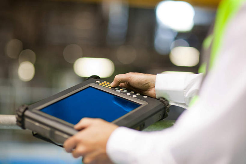 西方人,一个人,工程师,建筑工人,建筑师,工厂,站,横图,室内,白天,侧面,工作服,制服,电脑,笔记本电脑,照明,欧洲,欧洲人,仅一个男性,仅一个人,仅一个中年男性,握,朦胧,模糊,网络,灯光,拿,拿着,通讯设备,吊灯,灯,灯具,站着,握着,照亮,无线,照明设备,通信设备,无线网络,无线上网,便携式电脑,平板电脑,工作制服,手提电脑,男人,男性,中年男性,白种人,技师,建筑工,建筑设计师,站立,半身,彩图,工作套服,工地,制造厂