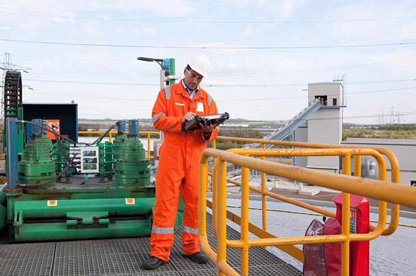 西方人,一个人,工程师,建筑工人,建筑师,工厂,栏杆,站,横图,室外,白天,正面,工作服,制服,电脑,笔记本电脑,帽子,欧洲,欧洲人,仅一个男性,仅一个人,仅一个中年男性,握,朦胧,模糊,网络,扶手,头盔,云,云朵,拿,云彩,拿着,注视,通讯设备,护栏,蓝色,白云,蓝天,天空,安全帽,天,低头,观察,看,站着,握着,晴朗,观看,察看,无线,关注,通信设备,无线网络,无线上网,便携式电脑,平板电脑,工作制服,手提电脑,男人,男性,中年男性,白种人,晴空,技师,建筑工,建筑设计师,站立,彩图,全身,工作套服,工地,制造厂