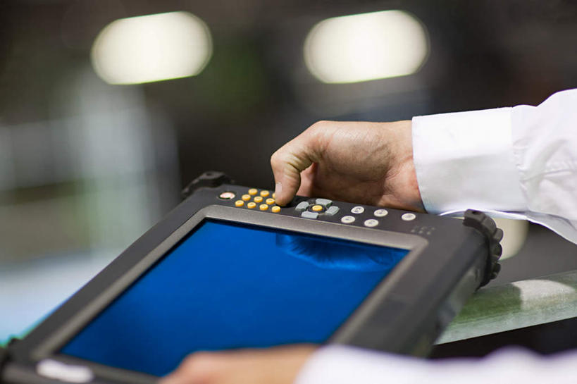 西方人,一个人,工程师,建筑工人,建筑师,工厂,站,横图,室内,白天,侧面,工作服,制服,电脑,笔记本电脑,照明,欧洲,欧洲人,仅一个男性,仅一个人,仅一个中年男性,握,朦胧,模糊,网络,灯光,拿,拿着,通讯设备,吊灯,灯,灯具,站着,握着,照亮,无线,照明设备,通信设备,无线网络,无线上网,便携式电脑,平板电脑,工作制服,手提电脑,男人,男性,中年男性,白种人,技师,建筑工,建筑设计师,站立,半身,彩图,工作套服,工地,制造厂