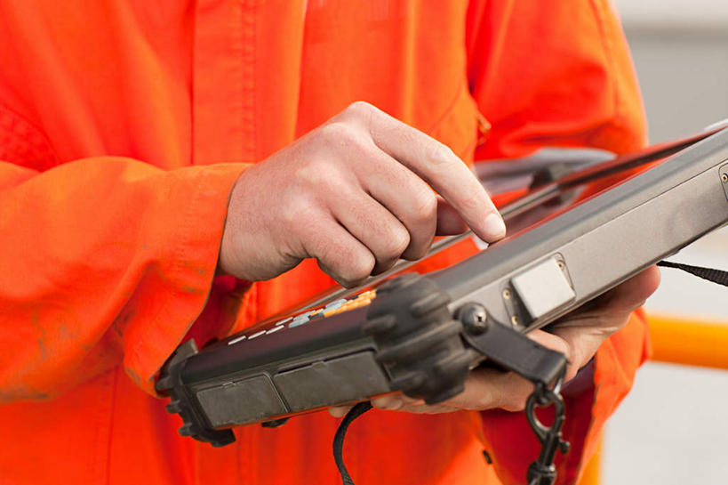 西方人,手,一个人,工程师,建筑工人,建筑师,站,捧,横图,俯视,室外,特写,白天,工作服,制服,电脑,笔记本电脑,欧洲,欧洲人,双手,仅一个男性,仅一个人,仅一个中年男性,敲打,阴影,朦胧,模糊,反射,网络,影子,输入,通讯设备,一个,打字,站着,手部,单个,点击,敲击,无线,通信设备,无线网络,无线上网,便携式电脑,平板电脑,工作制服,按键,手提电脑,男人,男性,中年男性,白种人,技师,建筑工,建筑设计师,端,端着,捧着,手捧,站立,半身,彩图,高角度拍摄,工作套服