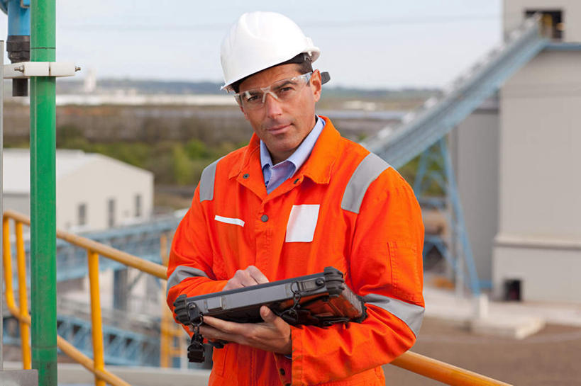 西方人,一个人,工程师,建筑工人,建筑师,工厂,站,横图,室外,白天,正面,工作服,制服,电脑,笔记本电脑,草地,草坪,植物,帽子,欧洲,欧洲人,仅一个男性,仅一个人,仅一个中年男性,朦胧,模糊,网络,头盔,眼镜,云,云朵,云彩,扭头,注视,通讯设备,草,蓝色,绿色,白云,蓝天,天空,安全帽,天,扶,观察,看,站着,转头,晴朗,观看,察看,无线,扶着,关注,通信设备,无线网络,近视眼镜,无线上网,便携式电脑,平板电脑,工作制服,手提电脑,男人,男性,中年男性,白种人,晴空,技师,建筑工,建筑设计师,站立,半身,彩图,工作套服,工地,制造厂