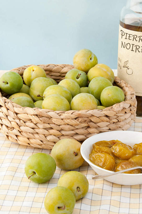 无人,交叉,竖图,俯视,室内,特写,白天,桌面,桌子,竹子,水果,竹制,新鲜,编织,木制,篮子,陶瓷,调料,酱料,酱汁,生食,佐料,食品,果实,陶瓷制品,调味品,调味料,酱,玻璃制品,食物,一个,玻璃瓶,木制品,瓶子,容器,竹篮,碗,有机食品,绿色食品,单个,储藏,竹条,交织,竹制品,储存,西梅,穿插,加州梅,彩图,高角度拍摄,贮存