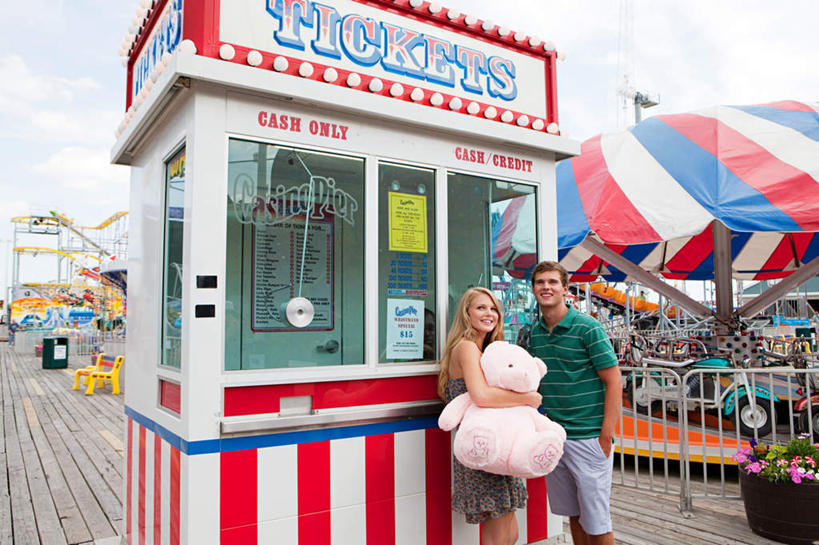 西方人,两个人,游乐园,站,抱,笑,微笑,露齿笑,横图,室外,白天,正面,爱情,游戏,地板,游乐场,熊,玩具,欧洲,欧洲人,服装,朦胧,模糊,玩偶,窗口,云,云朵,泰迪熊,地面,浪漫,玩,云彩,注视,休闲装,娱乐,木地板,一只,衣服,蓝色,白云,蓝天,天空,玩具熊,天,观察,看,站着,休闲,温暖,温馨,休闲服,恩爱,益智,恋人,服饰,毛绒玩具,晴朗,抱着,观看,售票,安慰,和睦,察看,搂着,发泄,关注,消遣,手插袋,单手插袋,单手抄兜,单手放兜,宣泄,罗斯福熊,乐园,售票窗,售票窗口,男人,男性,年轻男性,年轻女性,女人,女性,白种人,情侣,晴空,插兜,搂,搂抱,手插兜,手放口袋,玩耍,嬉戏,站立,半身,彩图,伴侣,融洽,手抄兜