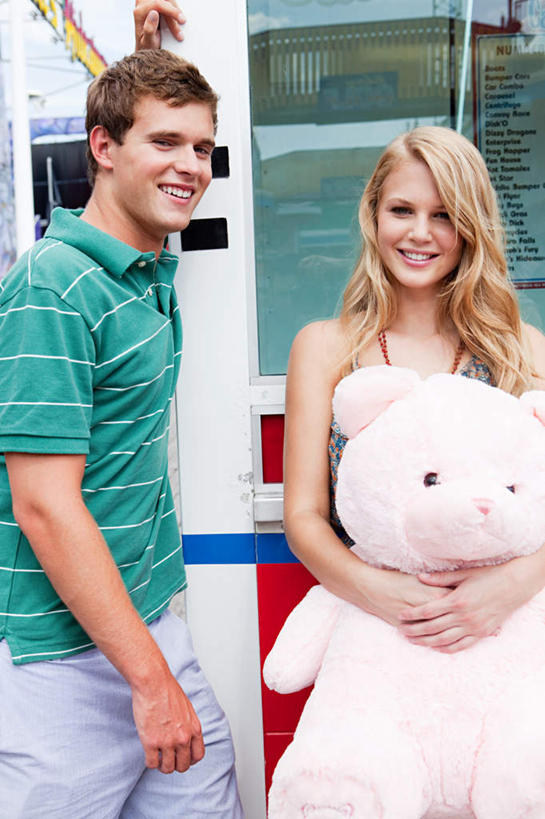 西方人,两个人,站,抱,笑,微笑,露齿笑,竖图,室外,白天,正面,爱情,游戏,熊,玩具,欧洲,欧洲人,服装,朦胧,模糊,玩偶,窗口,泰迪熊,浪漫,玩,注视,休闲装,娱乐,一只,衣服,玩具熊,观察,看,站着,休闲,温暖,温馨,休闲服,恩爱,益智,恋人,服饰,毛绒玩具,抱着,观看,售票,安慰,和睦,察看,搂着,发泄,关注,消遣,宣泄,罗斯福熊,售票窗,售票窗口,男人,男性,年轻男性,年轻女性,女人,女性,白种人,情侣,搂,搂抱,玩耍,嬉戏,站立,半身,彩图,伴侣,融洽