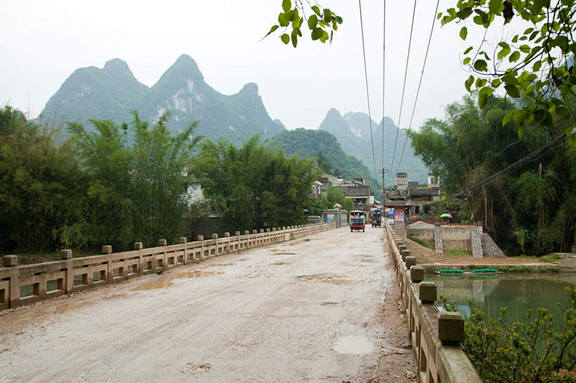 无人,栏杆,横图,室外,白天,正面,旅游,度假,美景,山,山脉,树林,植物,道路,路,桂林,中国,亚洲,电力,电线,扶手,线,景观,山峰,小路,电能,交通,山峦,线路,娱乐,护栏,树,树木,绿色,天空,自然,群山,天,享受,休闲,景色,放松,生长,晴朗,成长,广西,电,电源,电源线,自然风光,能量,东亚,阳朔,万里无云,广西壮族自治区,中华人民共和国,桂林市,桂,华南地区,阳朔县,晴空,晴空万里,彩图