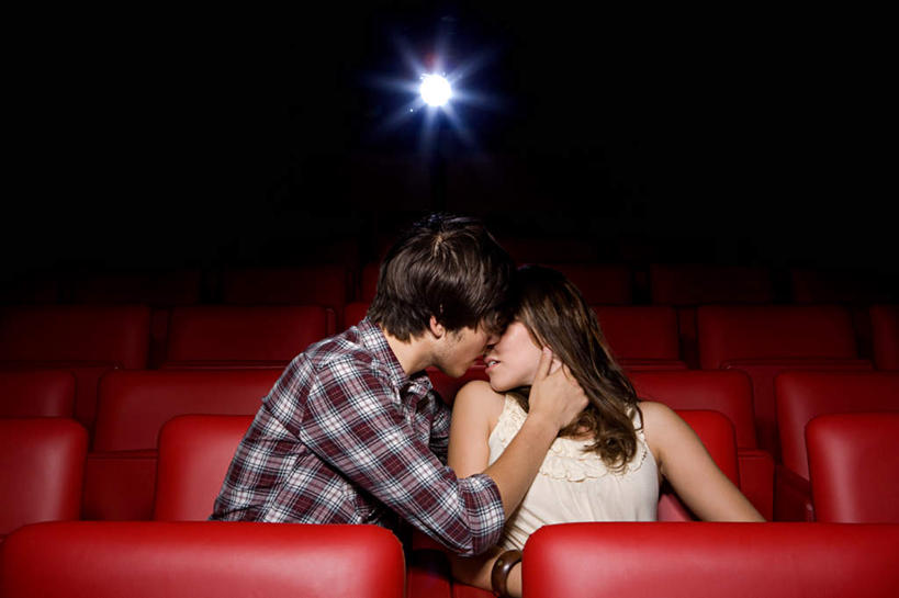 西方人,两个人,观众,坐,抱,吻,横图,室内,白天,正面,爱情,电影院,照明,欧洲,欧洲人,服装,灯光,浪漫,扭头,休闲装,座位,灯,衣服,红色,灯具,转头,休闲,温暖,温馨,休闲服,射灯,恩爱,恋人,服饰,抱着,照亮,和睦,搂着,照明设备,影剧院,坐位,男人,男性,年轻男性,年轻女性,女人,女性,白种人,情侣,观赏人员,接吻,搂,搂抱,亲,亲吻,亲嘴,坐着,半身,彩图,伴侣,融洽