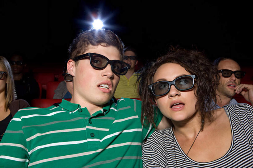 西方人,观众,坐,横图,室内,白天,正面,爱情,电影院,项链,照明,欧洲,欧洲人,服装,眼镜,灯光,许多人,浪漫,注视,休闲装,座位,灯,装饰品,衣服,红色,饰品,首饰,灯具,观察,看,张嘴,一群人,休闲,温暖,温馨,休闲服,射灯,恩爱,恋人,服饰,观看,害怕,惊恐,照亮,和睦,察看,照明设备,关注,张大嘴巴,影剧院,3D眼镜,坐位,立体眼镜,男人,男性,年轻男性,年轻女性,女人,女性,白种人,情侣,观赏人员,张开嘴,坐着,半身,彩图,伴侣,融洽