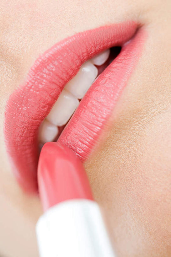 西方人,嘴,一个人,竖图,室内,特写,白天,正面,欧洲,欧洲人,仅一个年轻女性,仅一个女性,仅一个人,阴影,反射,影子,红色,唇膏,口红,摄影,影棚,化妆工具,尤物,年轻女性,女人,女性,白种人,口,口腔,嘴巴,嘴唇,半身,彩图,影棚拍摄,拍摄,佳丽,丽人,美人