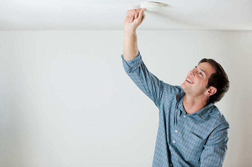 西方人,一个人,站,举,笑,微笑,露齿笑,横图,室内,白天,正面,衬衫,安全,天花板,欧洲,欧洲人,仅一个男性,仅一个人,阴影,服装,反射,影子,墙,防护,注视,休闲装,墙壁,墙面,仅一个年轻男性,衣服,蓝色,白色,观察,看,托,站着,休闲,休闲服,服饰,火警,观看,保护,察看,关注,火灾,保险,保全,周全,安稳,安定,警报,烟雾报警器,烟雾传感器,烟雾感应器,平安,男人,男性,年轻男性,白种人,举起,举手,举着,向上举,向上伸,向上托,站立,半身,彩图,衬衣