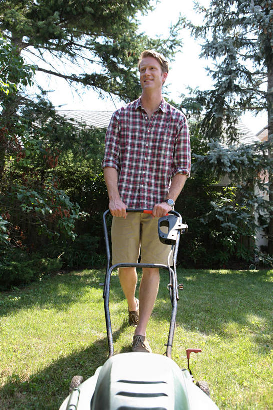 西方人,一个人,站,笑,微笑,竖图,室外,白天,正面,草地,草坪,植物,欧洲,欧洲人,仅一个男性,仅一个人,握,阴影,服装,光线,工具,影子,拿,拿着,注视,休闲装,草,树,树木,仅一个年轻男性,一个,衣服,绿色,阳光,自然,观察,看,站着,休闲,休闲服,器械,握着,服饰,生长,单个,成长,观看,割草机,察看,切割,关注,锄草,农具,耕具,修整,男人,男性,年轻男性,白种人,站立,彩图,全身