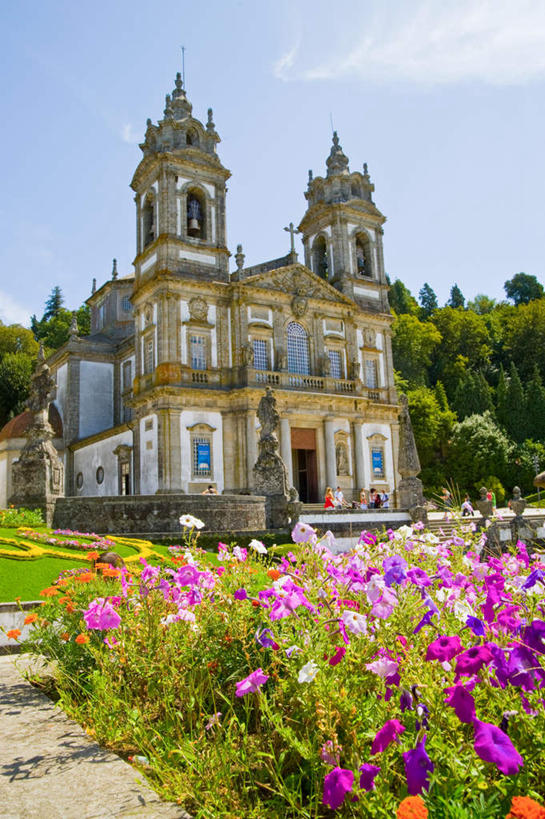 无人,教堂,竖图,室外,白天,仰视,旅游,度假,花海,花圃,名胜古迹,植物,标志建筑,地标,建筑,叶子,葡萄牙,欧洲,节日,遗迹,盛开,云,云朵,花蕾,云彩,古迹,文化,文物,娱乐,建设,古建筑,花,花瓣,花朵,花卉,鲜花,蓝色,绿色,白云,蓝天,天空,花丛,花束,花田,天,花苞,花蕊,祈祷,享受,休闲,健康,旅游胜地,放松,许愿,宗教,信仰,晴朗,纪念,祈求,南欧,信念,古文明,首府,葡萄牙共和国,布拉加,布拉加区,平安,晴空,彩图,低角度拍摄,大教堂,礼拜堂