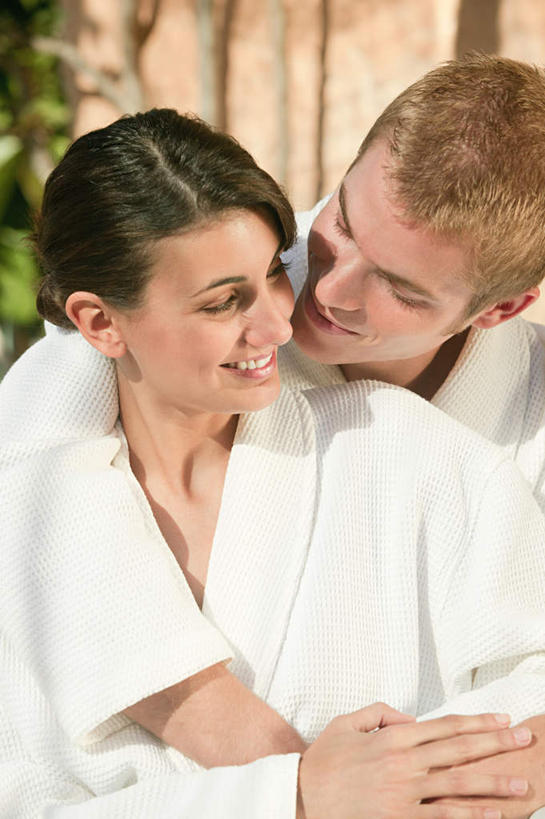 西方人,两个人,站,抱,笑,微笑,露齿笑,竖图,室外,白天,正面,浴袍,爱情,植物,欧洲,欧洲人,阴影,光线,影子,墙,浪漫,扭头,相视,墙壁,墙面,树,树木,绿色,阳光,自然,低头,站着,转头,温暖,温馨,面对面,恩爱,恋人,生长,成长,抱着,对视,和睦,互视,搂着,相对,相看,男人,男性,年轻男性,年轻女性,女人,女性,白种人,情侣,怀抱,搂,搂抱,相抱,拥抱,站立,半身,彩图,汤帷子,浴衣,伴侣,融洽