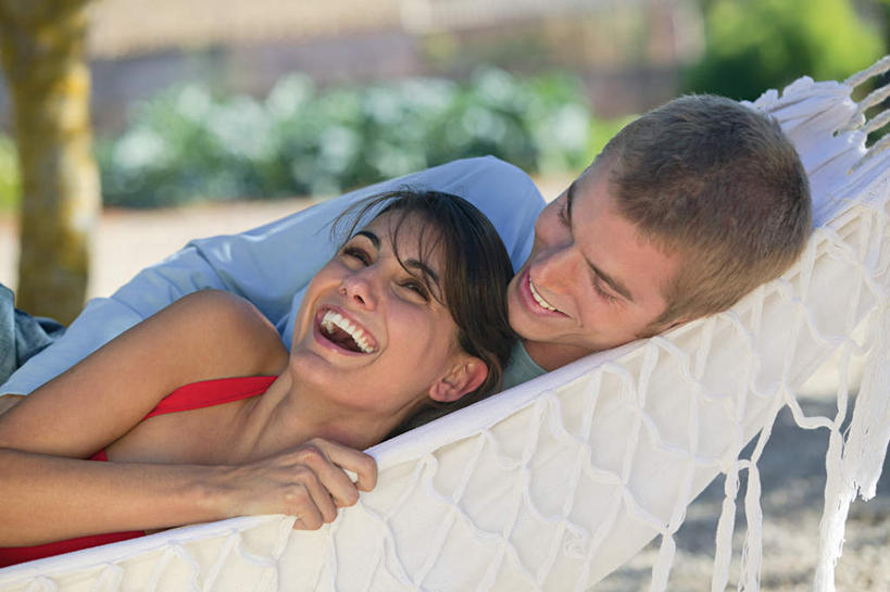 西方人,两个人,躺,笑,大笑,横图,室外,白天,正面,爱情,兴奋,植物,床,吊床,欧洲,欧洲人,吊挂,悬挂,阴影,服装,朦胧,模糊,光线,影子,浪漫,挂,注视,休闲装,衣服,绿色,阳光,自然,低头,扶,观察,看,张嘴,享受,休闲,温暖,温馨,休闲服,恩爱,恋人,服饰,生长,成长,观看,和睦,察看,扶着,安逸,关注,张大嘴巴,哈哈大笑,安适,清闲,卧着,男人,男性,年轻男性,年轻女性,女人,女性,白种人,情侣,张开嘴,躺着,卧,半身,彩图,高兴,狂笑,伴侣,融洽