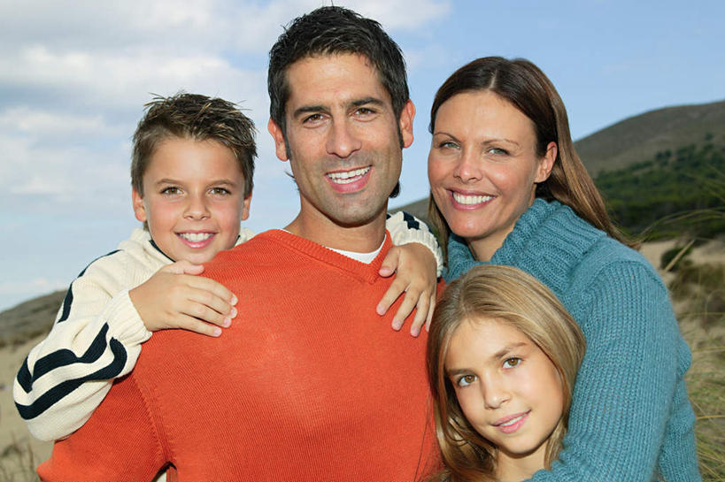 西方人,儿童,中年人,背,四个人,家庭,夫妻,母亲,父亲,女儿,儿子,站,抱,笑,微笑,露齿笑,横图,室外,白天,正面,爱情,纯洁,植物,欧洲,欧洲人,阴影,服装,枯萎,光线,影子,枯草,浪漫,注视,休闲装,草,小孩,衣服,黄色,蓝色,蓝天,天空,阳光,天,背着,观察,看,站着,休闲,温暖,温馨,父女,父子,母女,母子,一家人,休闲服,恩爱,父爱,可爱,母爱,童年,童趣,恋人,服饰,晴朗,抱着,观看,和睦,察看,搂着,关注,童真,烂漫,无邪,万里无云,背负,天真,男孩,男人,男性,女孩,女人,女性,中年男性,中年女性,白种人,孩子,夫妇,情侣,晴空,晴空万里,怀抱,搂,搂抱,相抱,拥抱,站立,半身,彩图,伴侣,融洽,男生,女生