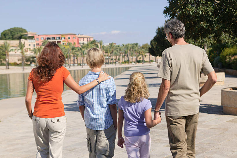 西方人,儿童,中年人,四个人,家庭,夫妻,母亲,父亲,女儿,儿子,走,横图,室外,白天,爱情,旅游,度假,纯洁,湖,湖泊,水,植物,标志建筑,地标,建筑,欧洲,欧洲人,牵,服装,瓷砖,地砖,湖面,水流,水面,地面,浪漫,休闲装,娱乐,建设,树,树木,小孩,背面,衣服,蓝色,绿色,蓝天,天空,自然,湖水,天,享受,休闲,温暖,温馨,父女,父子,母女,母子,一家人,休闲服,旅游胜地,恩爱,放松,父爱,可爱,母爱,童年,童趣,搭,恋人,服饰,生长,晴朗,成长,牵着,和睦,搭着,童真,烂漫,无邪,万里无云,天真,男孩,男人,男性,女孩,女人,女性,中年男性,中年女性,白种人,孩子,夫妇,情侣,晴空,晴空万里,步行,散步,走路,半身,彩图,伴侣,融洽,男生,女生