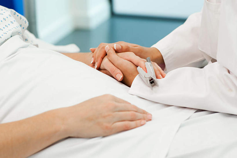 西方人,两个人,医生,病人,医院,坐,躺,横图,俯视,室内,特写,白天,工作服,制服,欧洲,欧洲人,握,医护人员,医疗人员,握着,病患,医疗机构,工作制服,卧着,年轻女性,女人,女性,白种人,大夫,患者,就医者,躺着,卧,坐着,半身,彩图,高角度拍摄,工作套服,病院,诊所