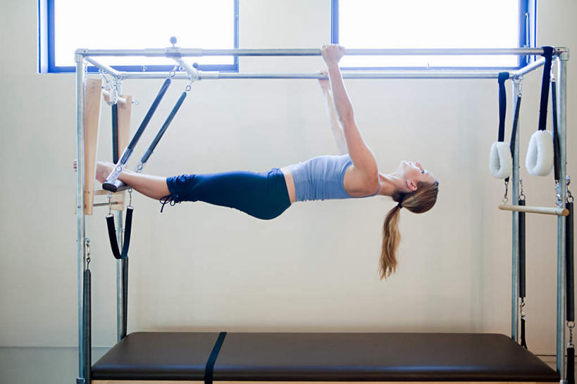 西方人,一个人,健身房,躺,举,横图,室内,白天,侧面,运动服,锻炼,运动,窗户,落地窗,欧洲,欧洲人,仅一个年轻女性,仅一个女性,仅一个人,握,服装,墙,娱乐,运动器械,玻璃窗,墙壁,墙面,衣服,托,享受,休闲,健身器械,放松,握着,服饰,衣着,穿着,健身器材,普拉提,室内运动,衣饰,普拉提机,卧着,年轻女性,女人,女性,白种人,举起,举手,举着,躺着,卧,向上举,向上伸,向上托,彩图,全身,健身,健身馆,运动器材,运动装