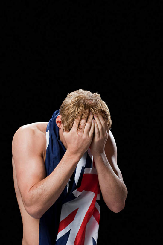 西方人,一个人,站,竖图,室内,白天,正面,旗帜,国旗,欧洲,欧洲人,仅一个男性,仅一个人,仅一个中年男性,黑色背景,裸露,低头,站着,遮,遮掩,摄影,影棚,赤裸,掩盖,遮挡,裸,遮盖,掩饰,垂头,男人,男性,中年男性,白种人,旗,站立,半身,彩图,影棚拍摄,拍摄,澳大利亚国旗