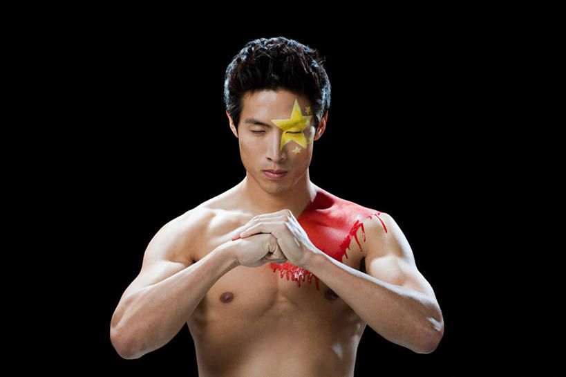 东方人,一个人,站,横图,室内,白天,正面,旗帜,国旗,亚洲,仅一个男性,仅一个人,黑色背景,艺术,彩绘,星星,黄种人,文化,裸露,五星红旗,仅一个年轻男性,黄色,红色,低头,站着,星形,抱拳,摄影,影棚,裸,五角形,人体彩绘,中国国旗,美观,纹身彩绘,男人,男性,年轻男性,亚洲人,旗,五角星,站立,半身,彩图,影棚拍摄,拍摄,红地五星旗,中华人民共和国国旗