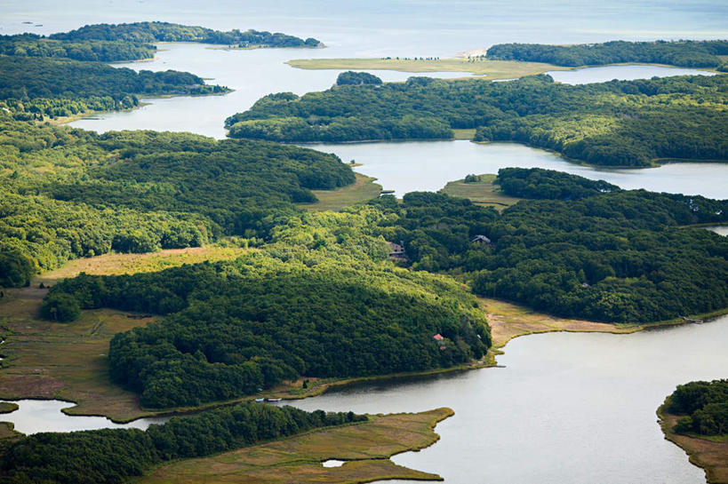 无人,横图,俯视,航拍,室外,白天,旅游,度假,海浪,海洋,美景,植物,美国,阴影,光线,影子,景观,浪花,娱乐,树,树木,绿色,阳光,自然,海水,享受,休闲,景色,放松,生长,成长,北美,北美洲,罗得岛,鸟瞰,自然风光,美洲,海景,罗德岛,北亚美利加洲,亚美利加洲,罗得岛州,海洋之州,纽波特,大海,风浪,海,海水的波动,近岸浪,涌浪,彩图,高角度拍摄