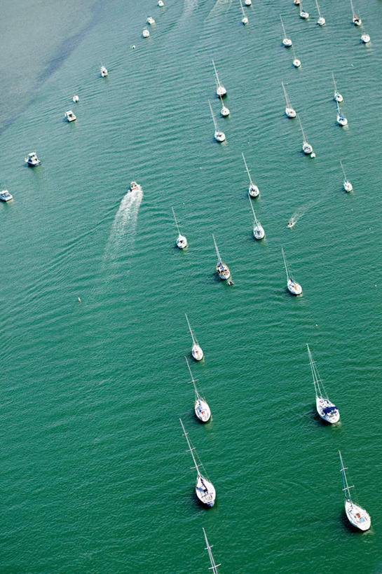 无人,竖图,俯视,航拍,室外,白天,旅游,度假,海浪,海洋,美景,轮船,船,美国,许多,波纹,飞溅,溅,液体,景观,浪花,水滴,很多,娱乐,水珠,水纹,自然,海水,船尾波,交通工具,波浪,享受,休闲,景色,放松,北美,北美洲,罗得岛,鸟瞰,喷洒,自然风光,载具,美洲,海景,罗德岛,北亚美利加洲,亚美利加洲,罗得岛州,海洋之州,纽波特,大海,风浪,海,海水的波动,近岸浪,涌浪,彩图,高角度拍摄