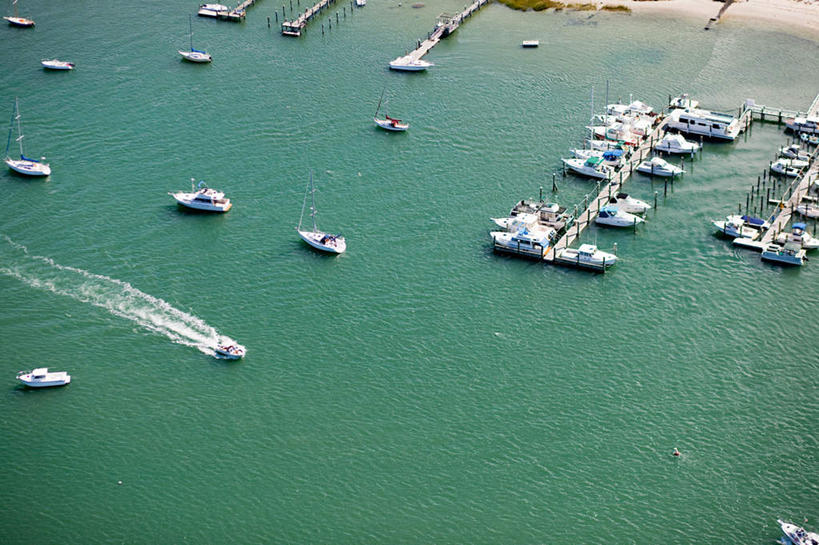 无人,横图,俯视,航拍,室外,白天,旅游,度假,美景,轮船,船,美国,一排,许多,波纹,飞溅,整齐,溅,液体,景观,水滴,很多,娱乐,水珠,排列,水纹,自然,船尾波,交通工具,波浪,享受,休闲,景色,放松,北美,北美洲,罗得岛,鸟瞰,队列,喷洒,自然风光,载具,美洲,罗德岛,北亚美利加洲,亚美利加洲,罗得岛州,海洋之州,纽波特,彩图,高角度拍摄