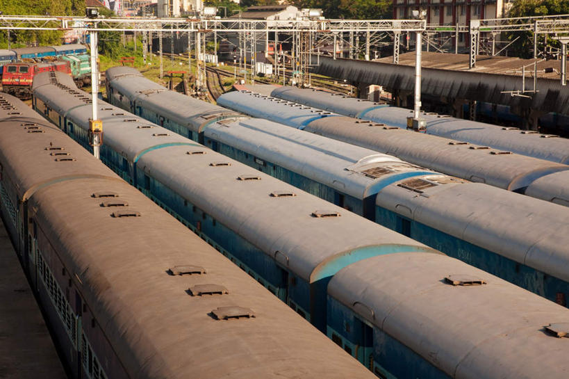 无人,火车站,横图,俯视,室外,白天,度假,美景,植物,城市风光,城市,路,铁路,火车,印度,亚洲,一排,整齐,景观,轨道,交通,铁轨,娱乐,车,树,树木,排列,绿色,自然,交通工具,享受,休闲,景色,放松,运输,生长,成长,队列,载具,南亚,喀拉拉邦,首府,印度共和国,喀拉拉,特里凡得琅,特里凡得琅市,彩图,高角度拍摄,铁路车站,铁路站